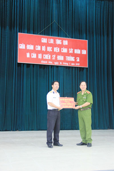 Học viện CSND tặng quà trị giá 10 triệu đồng cho cán bộ chiến sỹ Lữ đoàn Trường Sa